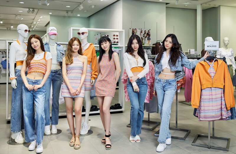 220422 ITZY at H&M Department Store documents 3