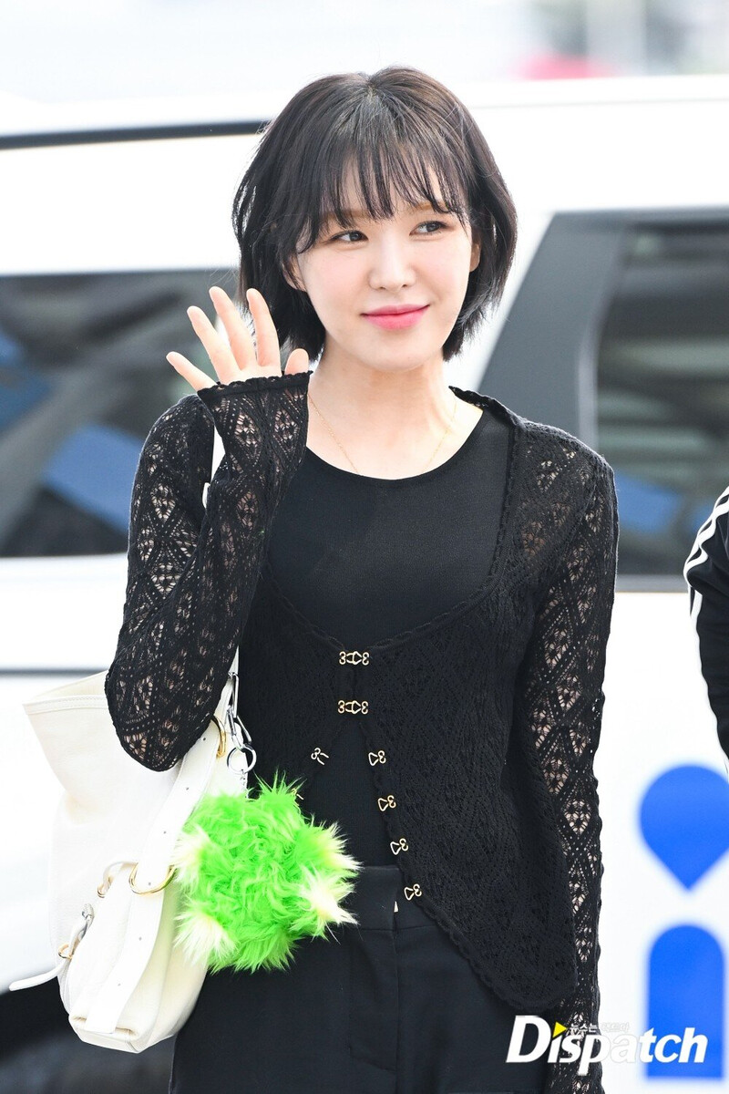 230519 RED VELVET Wendy at Incheon International Airport documents 1