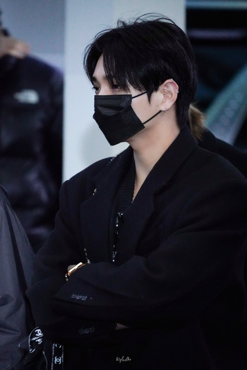 250103 SEVENTEEN Joshua at Incheon International Airport documents 4