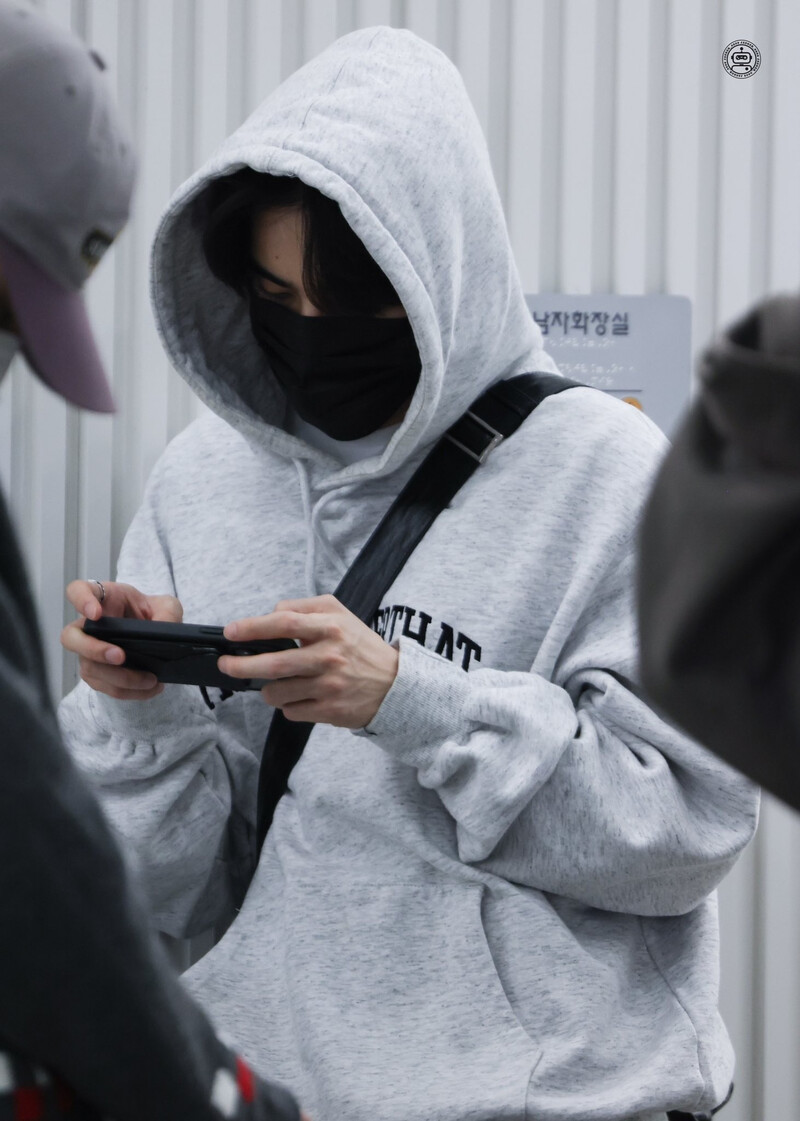 250105 WayV Xiaojun at Incheon International Airport documents 3