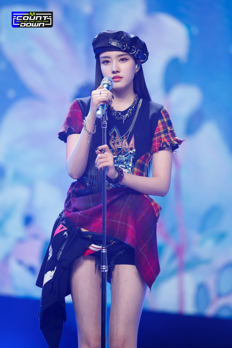 220224 STAYC - 'BUTTERFLY' + 'YOUNG LUV' at M Countdown documents 14