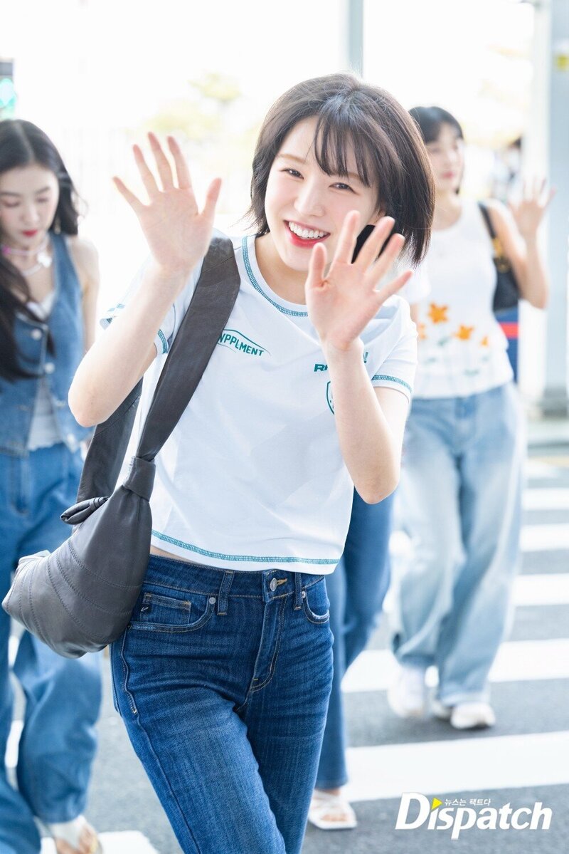 230523 RED VELVET Wendy at Incheon International Airport documents 1