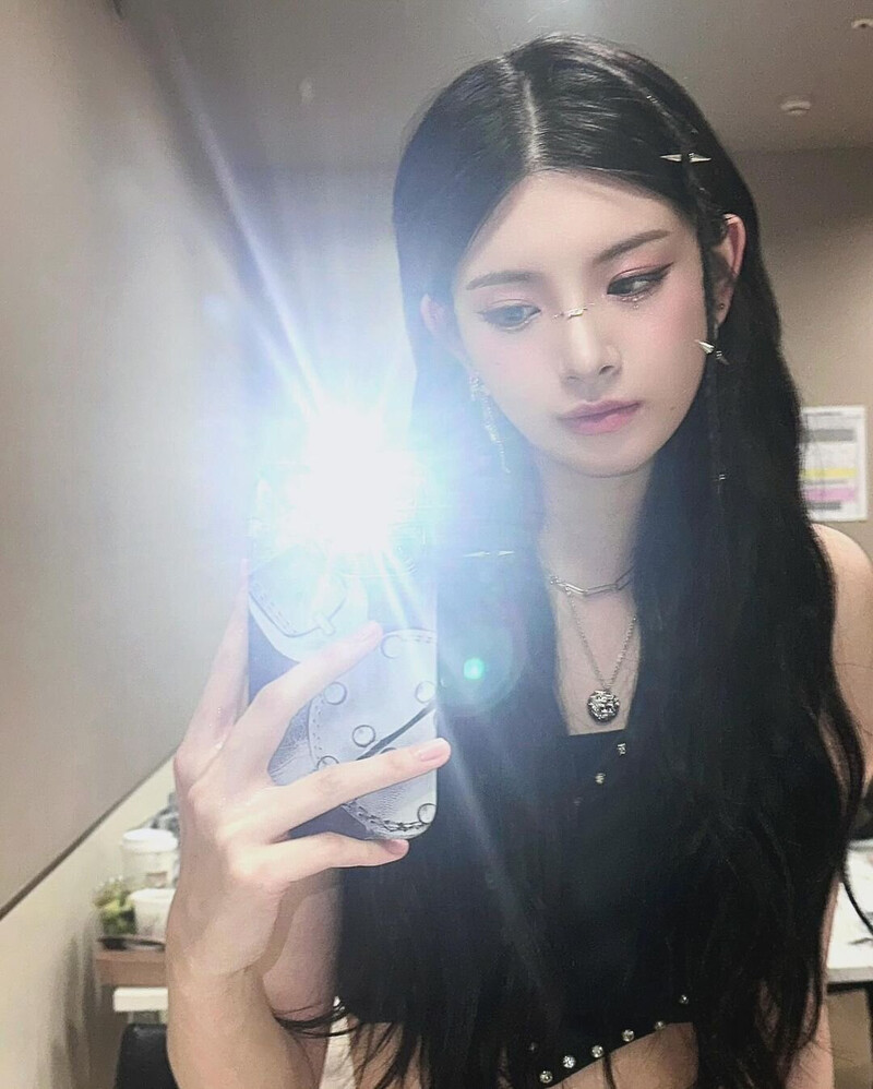 240501 EVERGLOW Yiren Instagram Update documents 7