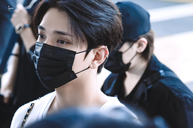 240625 SEVENTEEN Joshua at Incheon International Airport documents 12