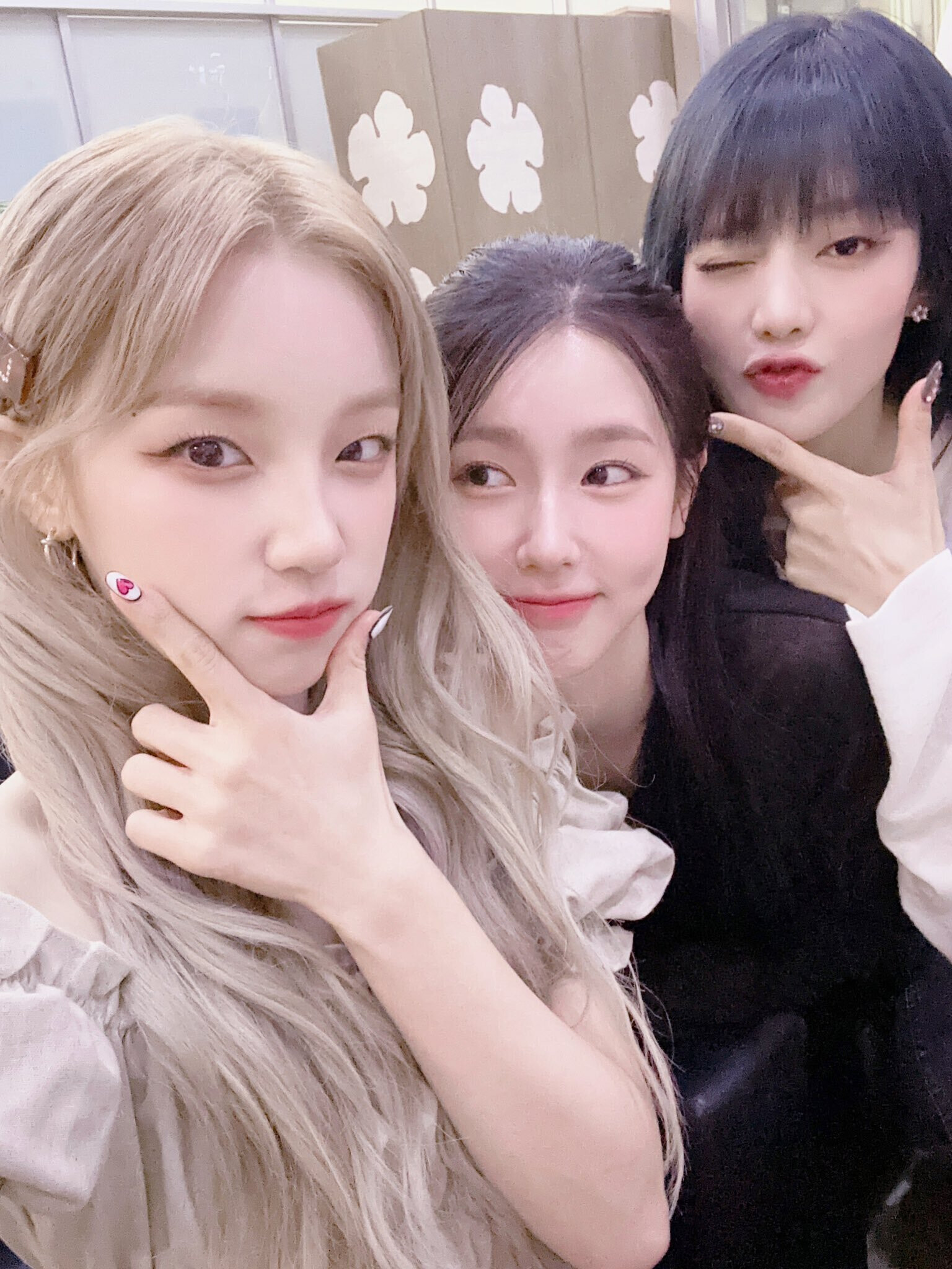 230522 (G)I-DLE Twitter Update | kpopping