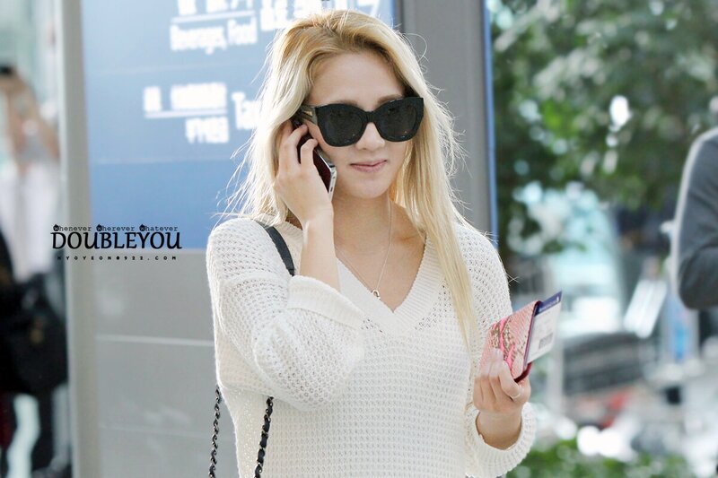 131011 Girls' Generation Hyoyeon at Incheon Airport documents 3