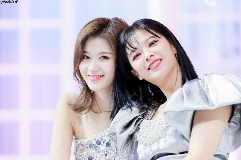 200105 TWICE Jeongyeon & Sana - 34th Golden Disc Awards Day 2 documents 3