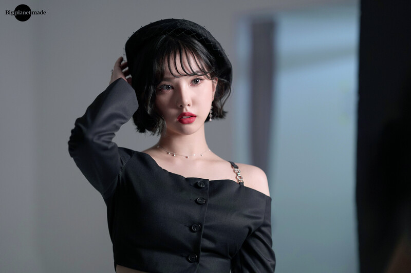 211014 BPM Naver Post - VIVIZ 1st Profile Shoot Behind documents 8