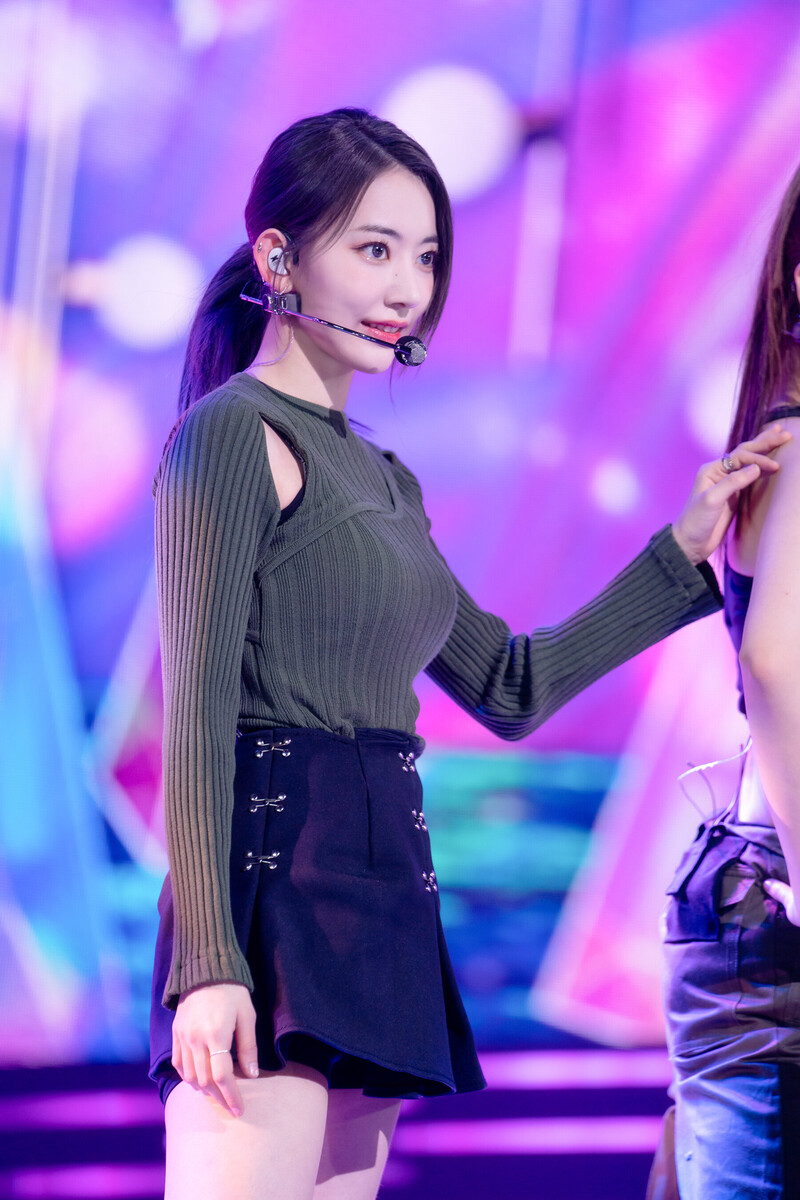 220508 LE SSERAFIM Sakura - 'Blue Flame' at Inkigayo documents 10