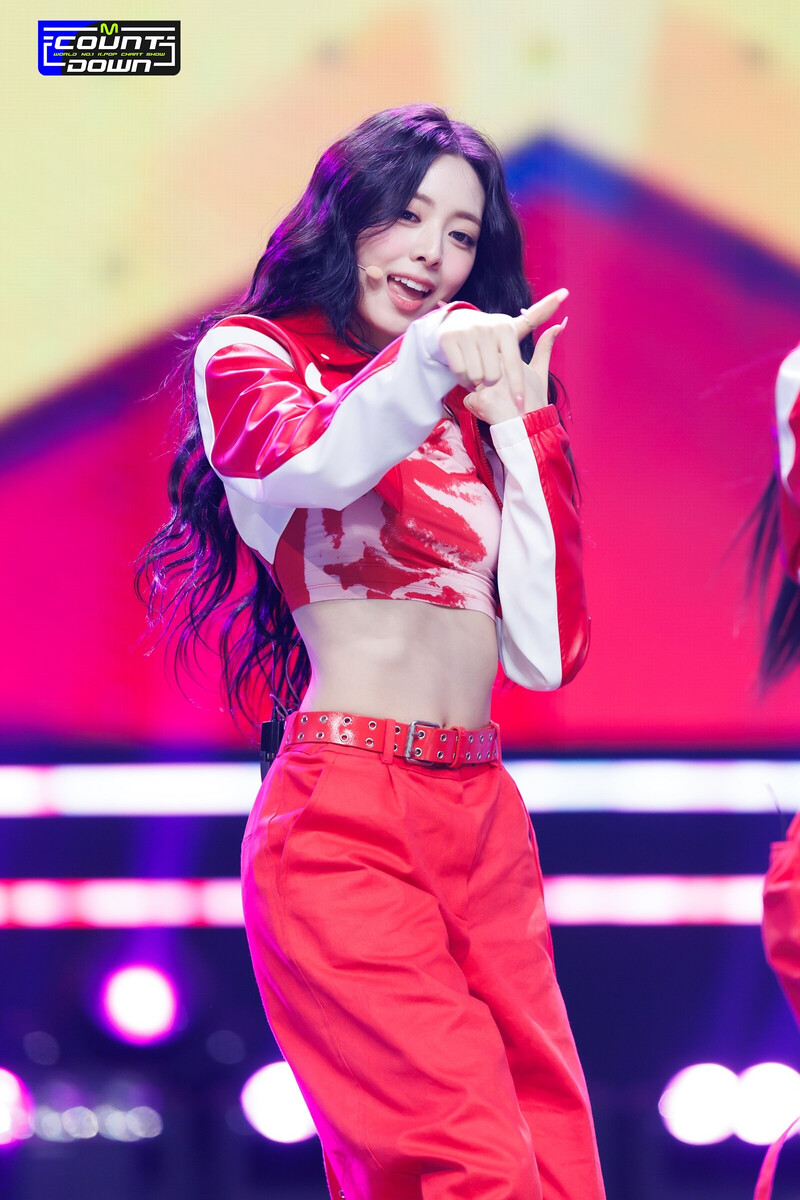 230810 ITZY Yuna - 'CAKE' at M COUNTDOWN documents 11