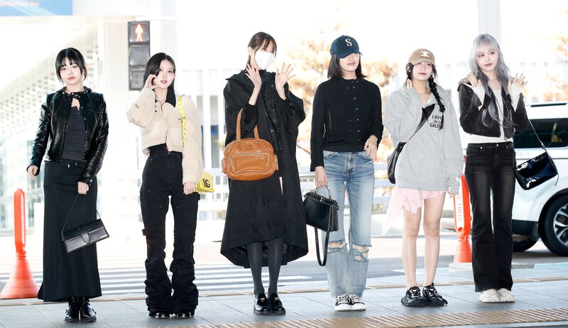 240216 IVE at Incheon International Airport documents 1