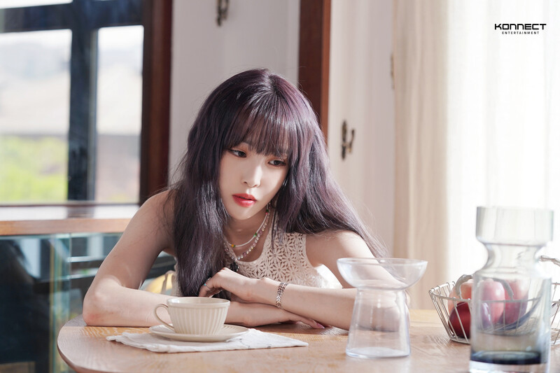 220930 Konnect Naver Post - Yuju - 'Evening' Behind documents 15