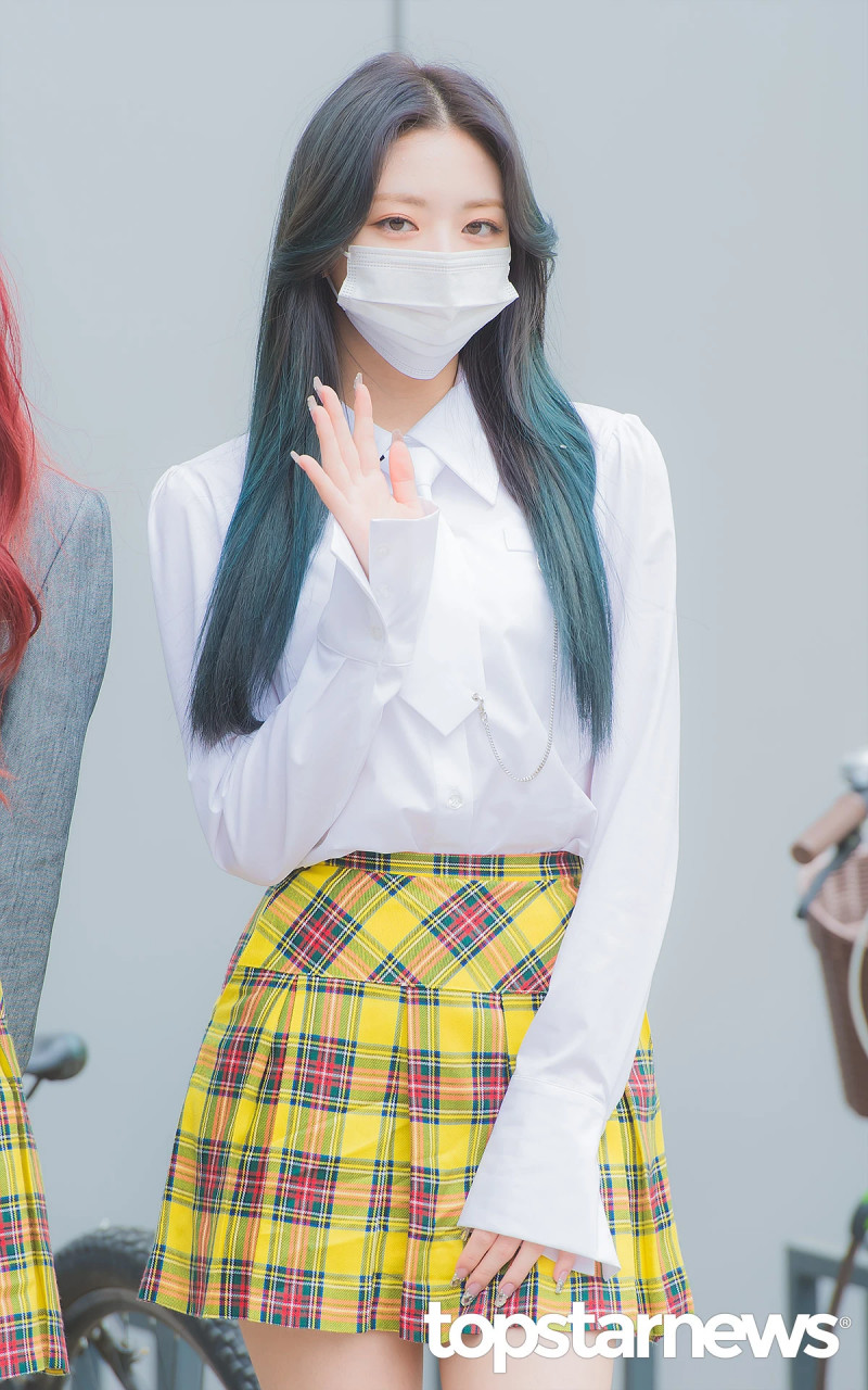210422 ITZY Yuna on the way to film Knowing Brothers documents 3