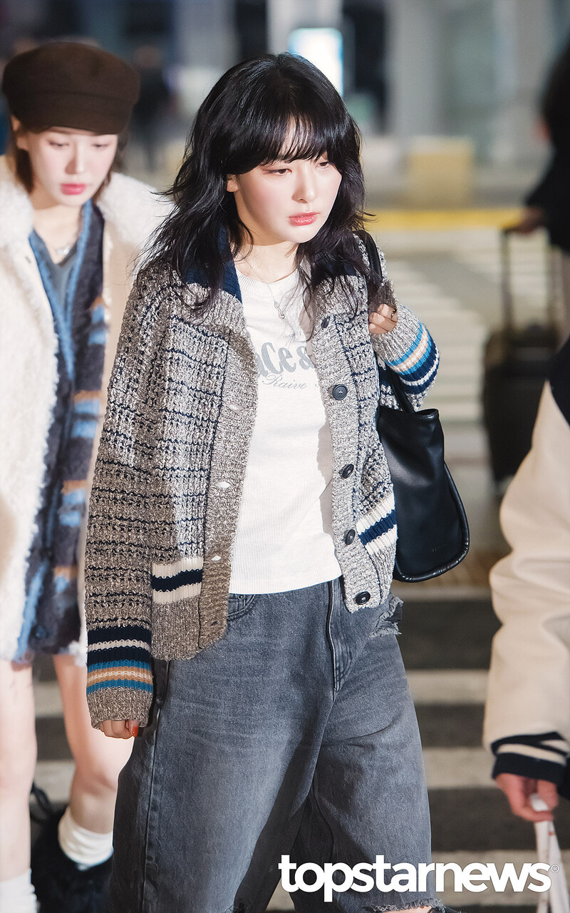 231230 Red Velvet Seulgi - ICN Airport documents 1