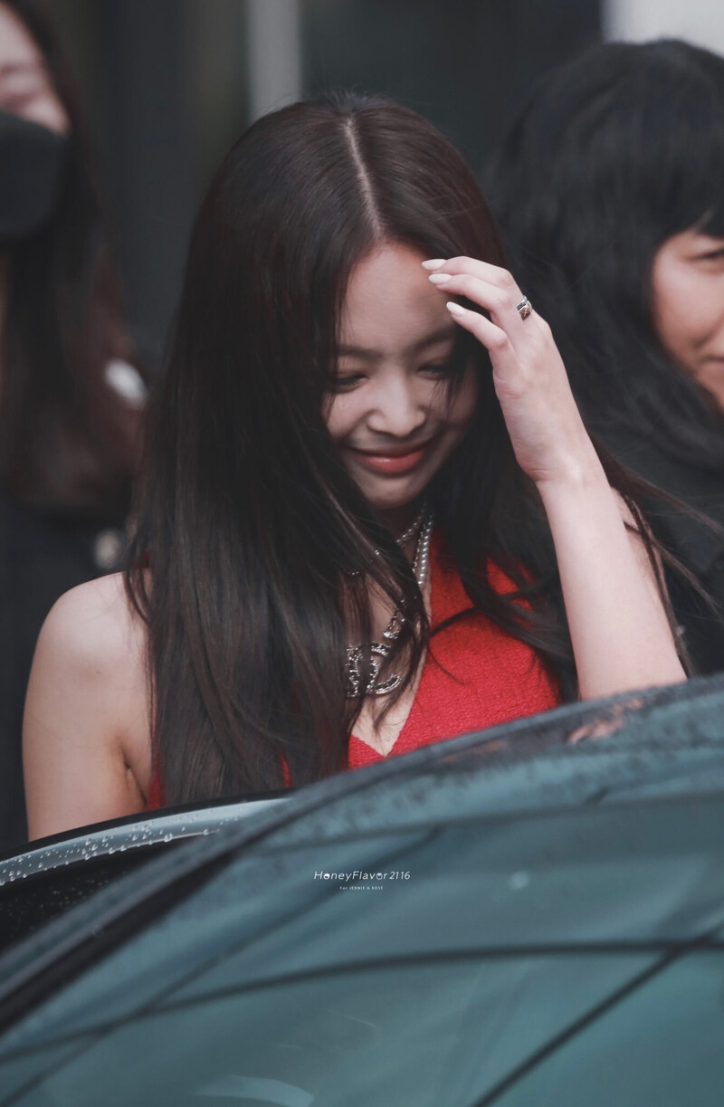 211005 BLACKPINK Jennie at CHANEL Paris Fashion Week documents 11