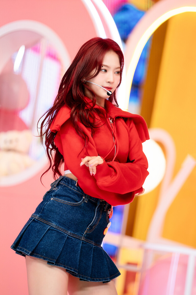 230219 STAYC Isa - 'Teddy Bear' at Inkigayo documents 6