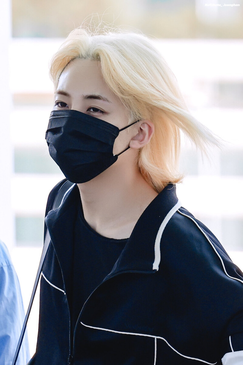 240625 SEVENTEEN Jeonghan at Incheon International Airport documents 3