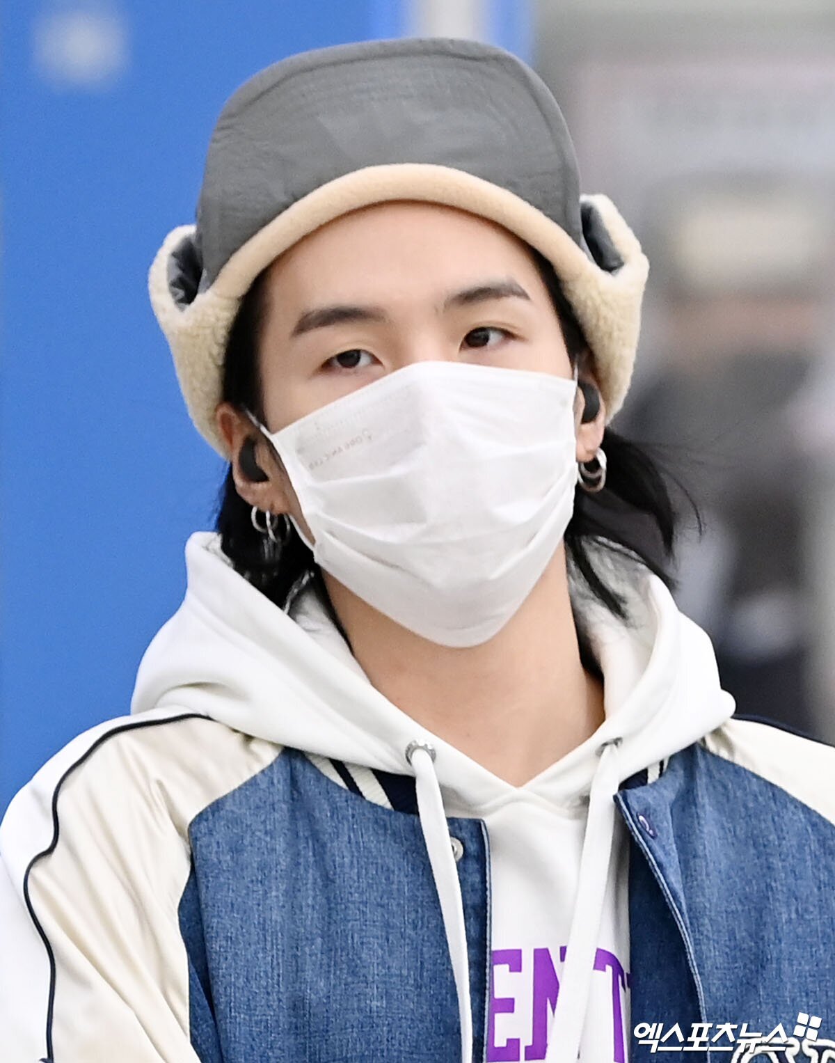 BTSコミュニティ投稿 - K-Media  According to Dispatch Korea, Taehyung has departed  to Tokyo, Japan through Gimpo International Airport on the 22nd of August  for an overseas schedule. ◜Taehyung at the ICN airport