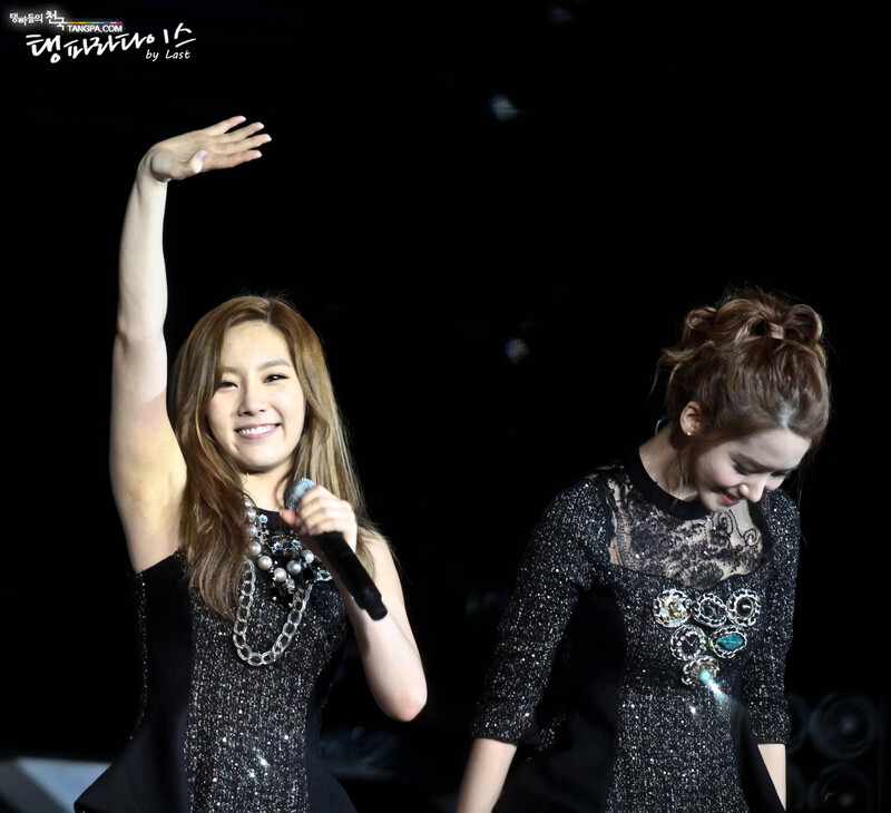 121123 Girls' Generation Taeyeon at SMTOWN Concert in Singapore documents 2