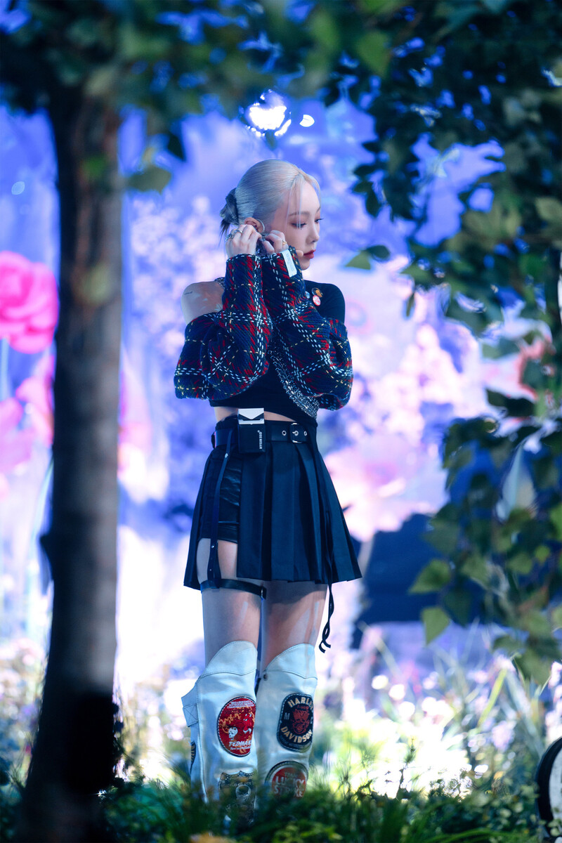 220220 Taeyeon - 'INVU' at Inkigayo documents 16