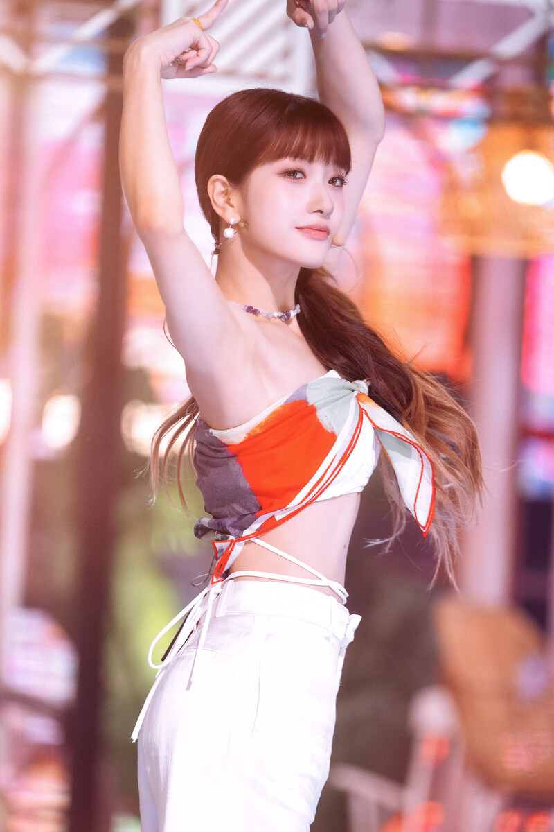 220703 fromis_9 Seoyeon - 'Stay This Way' at Inkigayo documents 12