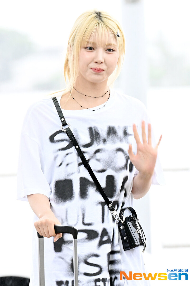 240718 NMIXX Jiwoo at Incheon International Airport documents 4