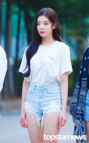190628 ITZY's Lia on the way to Music Bank