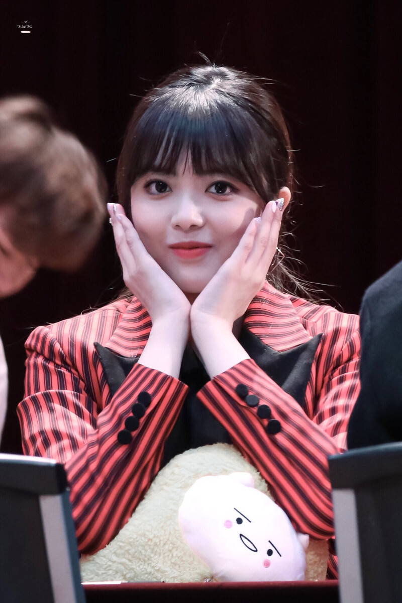 180302 Weki Meki Suyeon at 'Lucky' Fansign documents 2