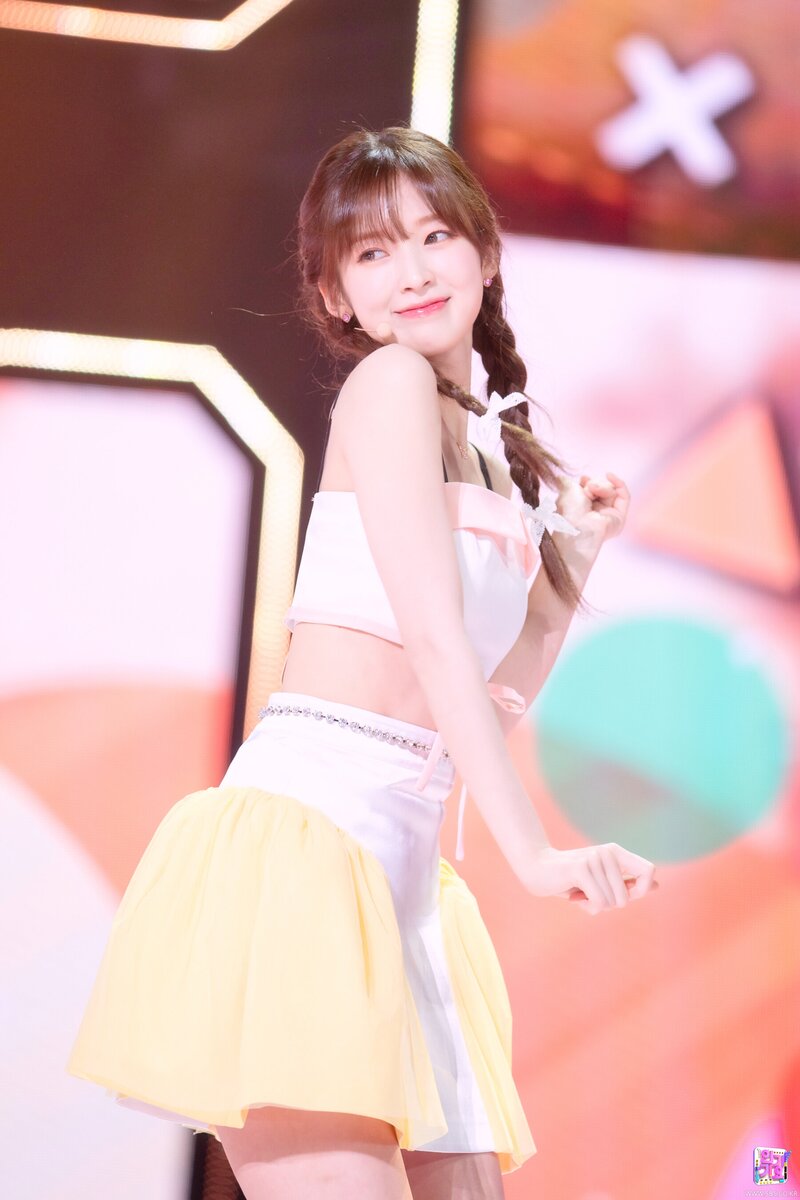220410 OH MY GIRL Arin - 'Real Love' at Inkigayo documents 5