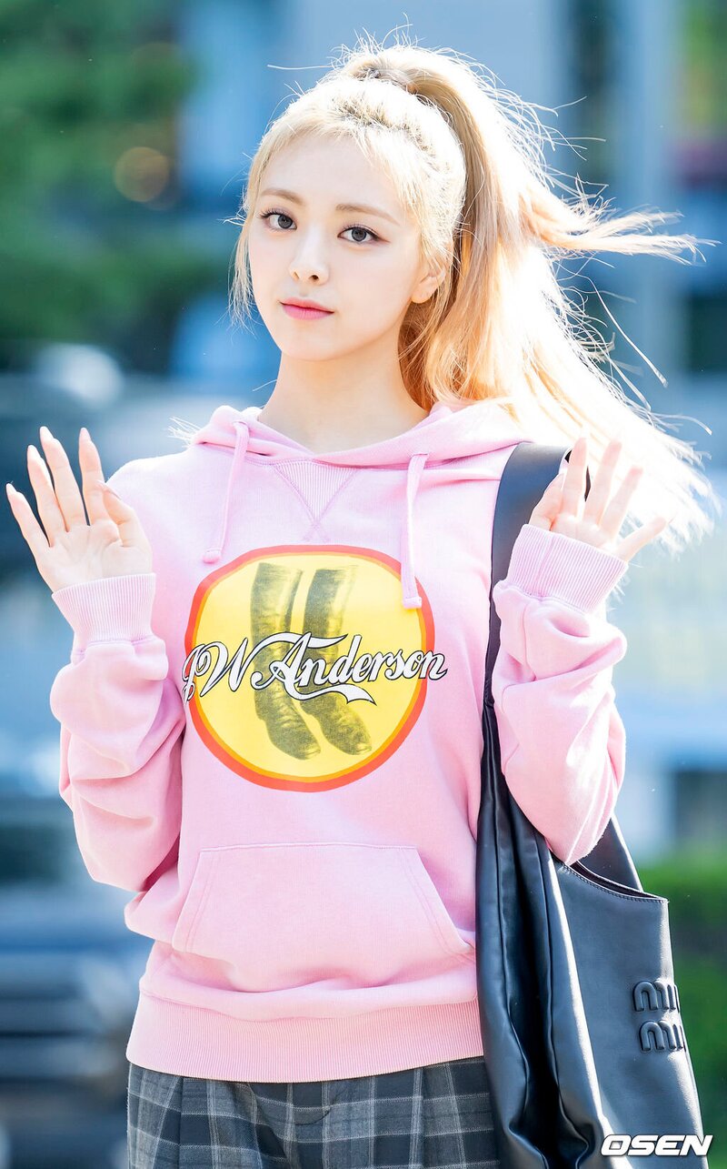 220729 ITZY Yuna - Music Bank Commute documents 3