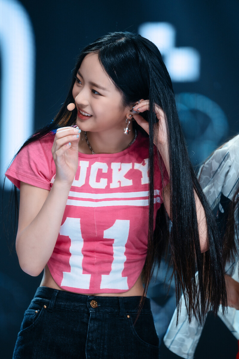 220807 NewJeans Hanni 'Attention' at Inkigayo documents 15