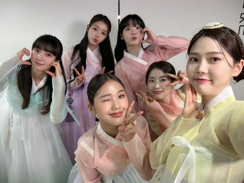 230122 OH MY GIRL Instagram Update documents 4