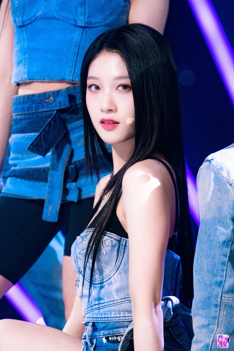 230618 fromis_9 Seoyeon - '#menow' at Inkigayo documents 2