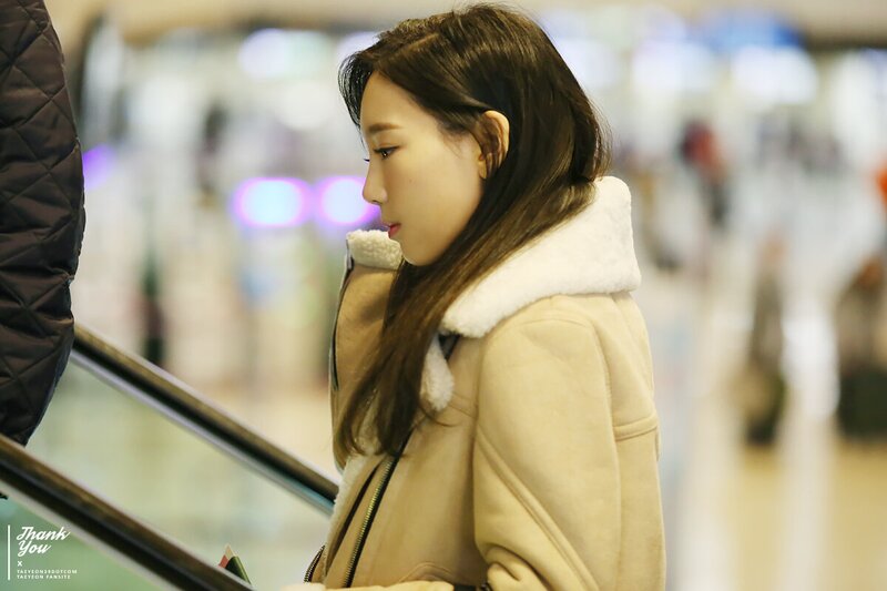 150114 Girls' Generation Taeyeon at Gimpo Airport documents 13