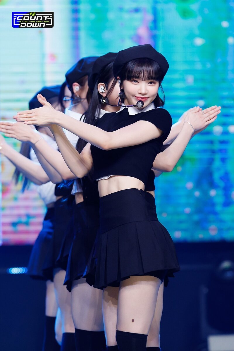 220505 LE SSERAFIM's Chaewon - 'Fearless' and 'Blue Flame' at M Countdown documents 19