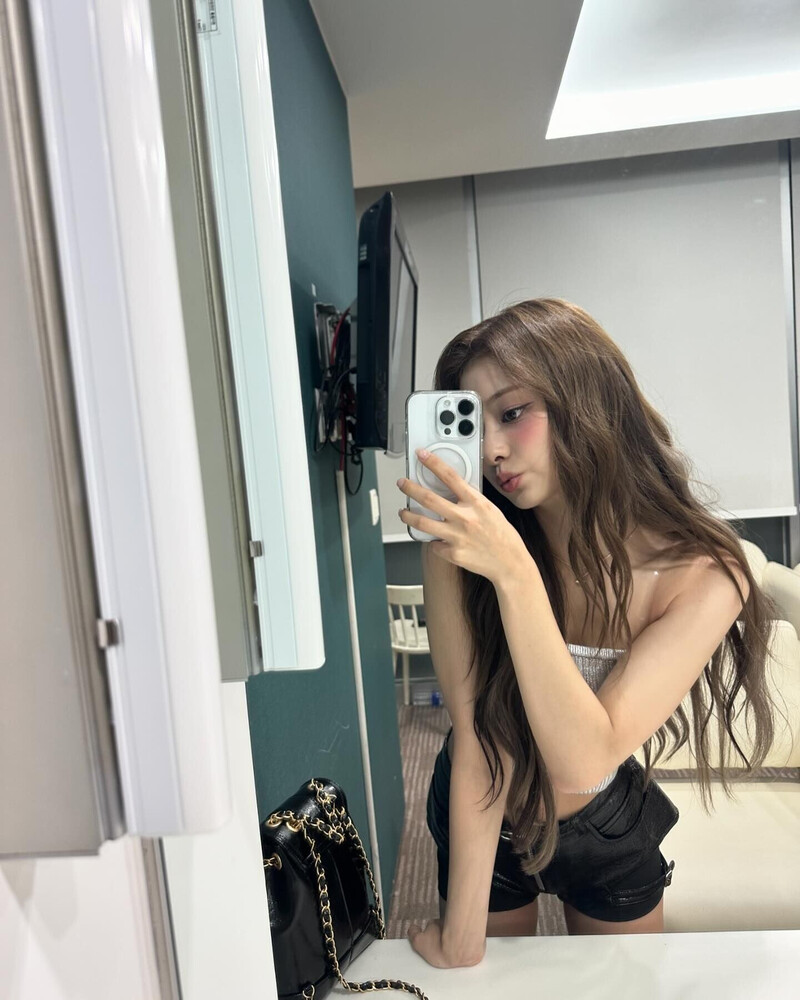 240826 fromis_9 Nagyung Instagram Update documents 4