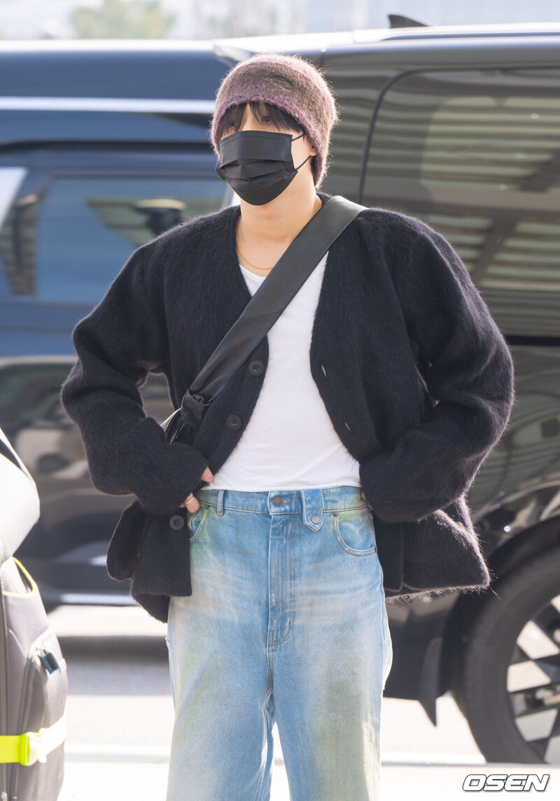 241025 Taemin at Incheon International Airport documents 7