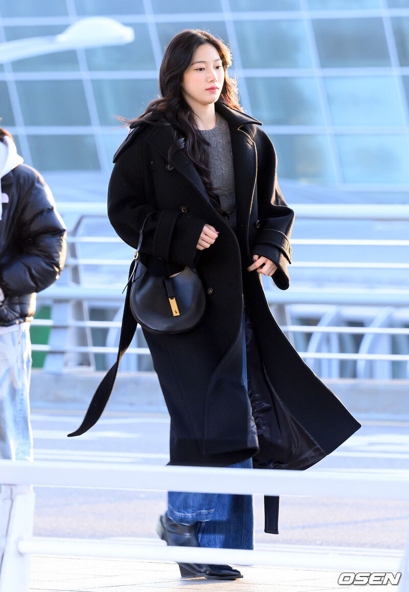 241226 LE SSERAFIM Kazuha at Incheon International Airport documents 1