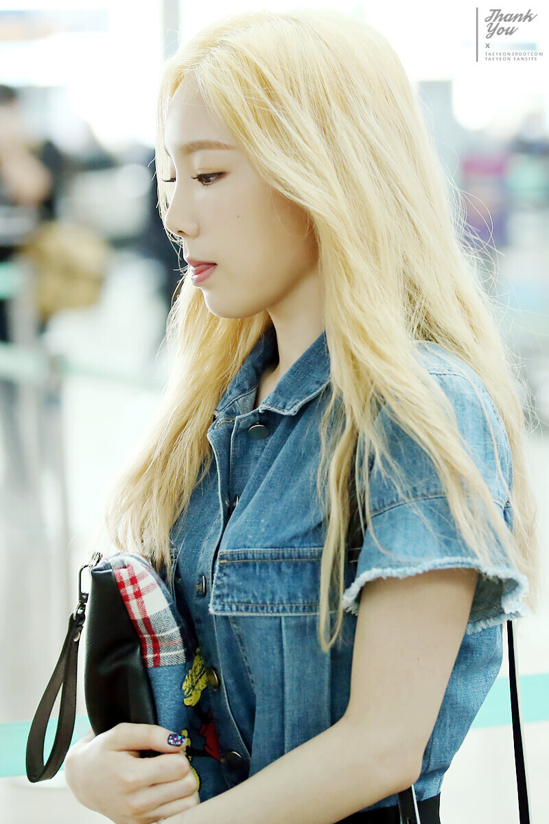 150610 Girls' Generation Taeyeon at Incheon Airport documents 13