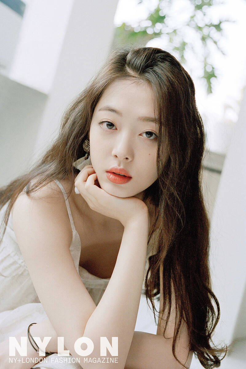 Sulli for NYLON Korea Magazine - May 2016 Issue documents 5