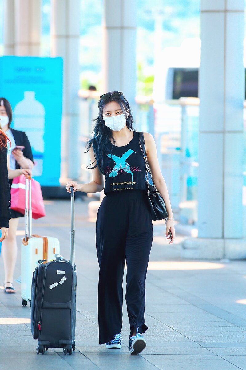 210609 ITZY Yuna - GMP Airport documents 3