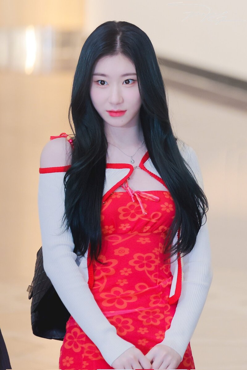 230513 ITZY Chaeryeong - Gimpo International Airport documents 6