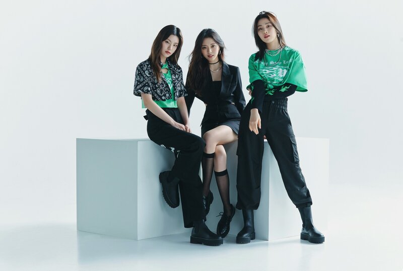 ITZY for H&M 2022 Spring / Summer Collection documents 4