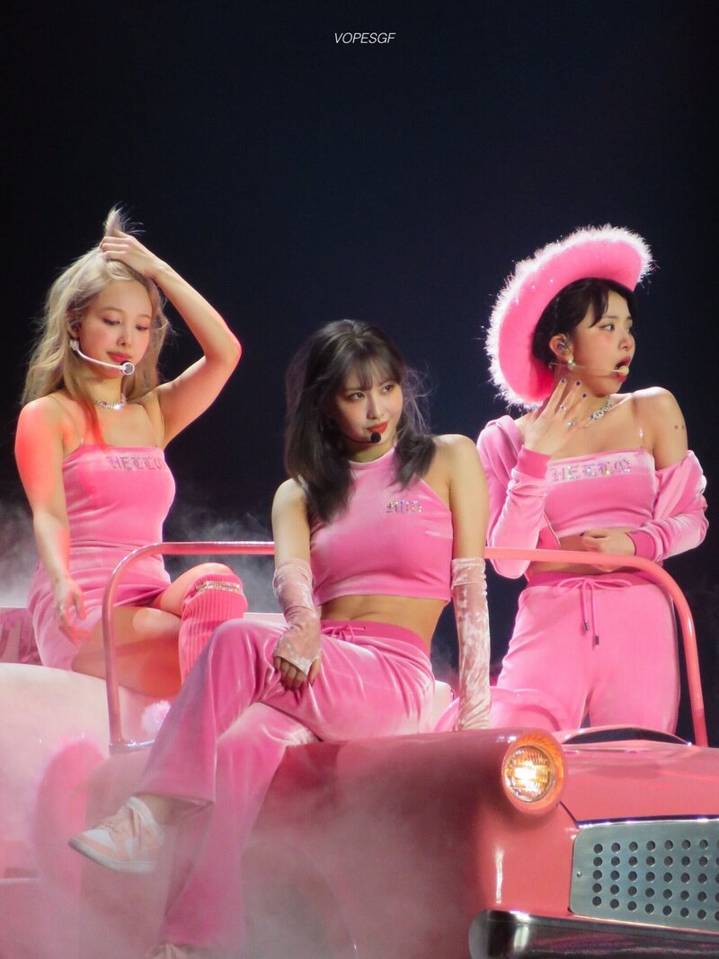 220514 TWICE 4TH WORLD TOUR ‘Ⅲ’ ENCORE in Los Angeles - Momo, Chaeyoung & Nayeon documents 7