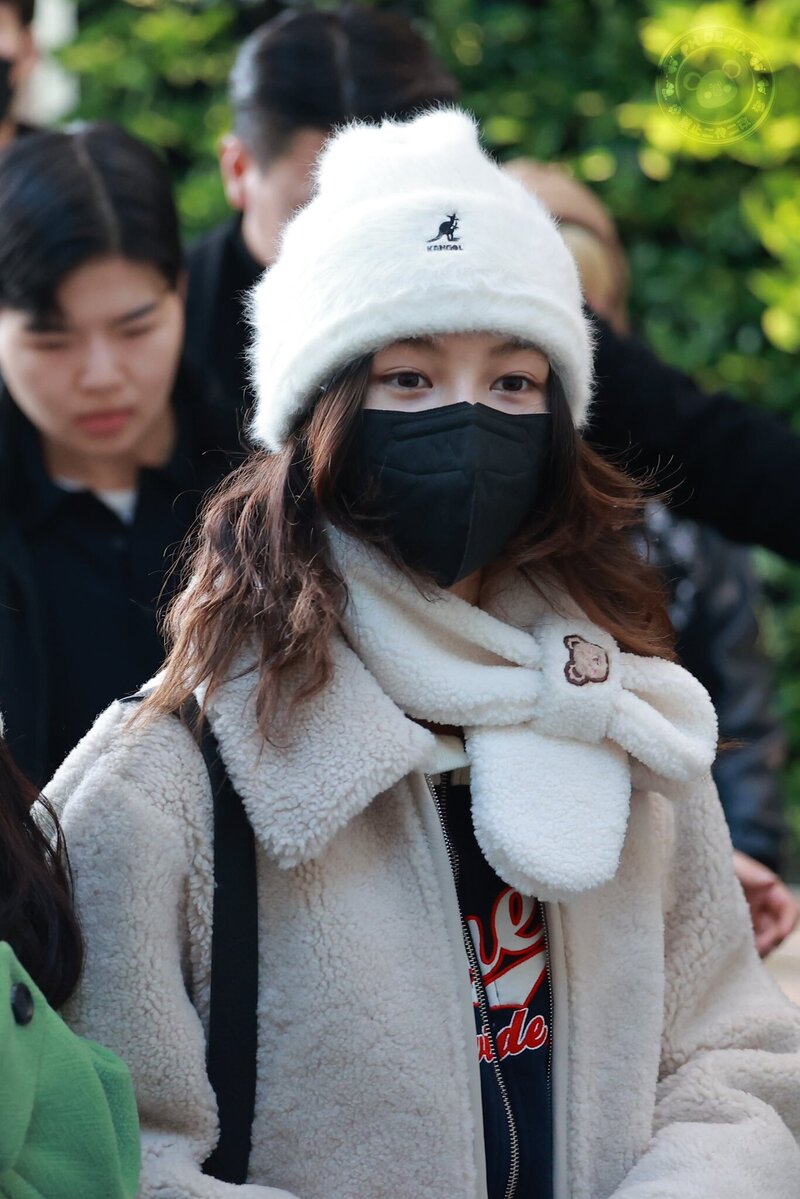 231228 NewJeans Danielle at Incheon International Airport documents 2
