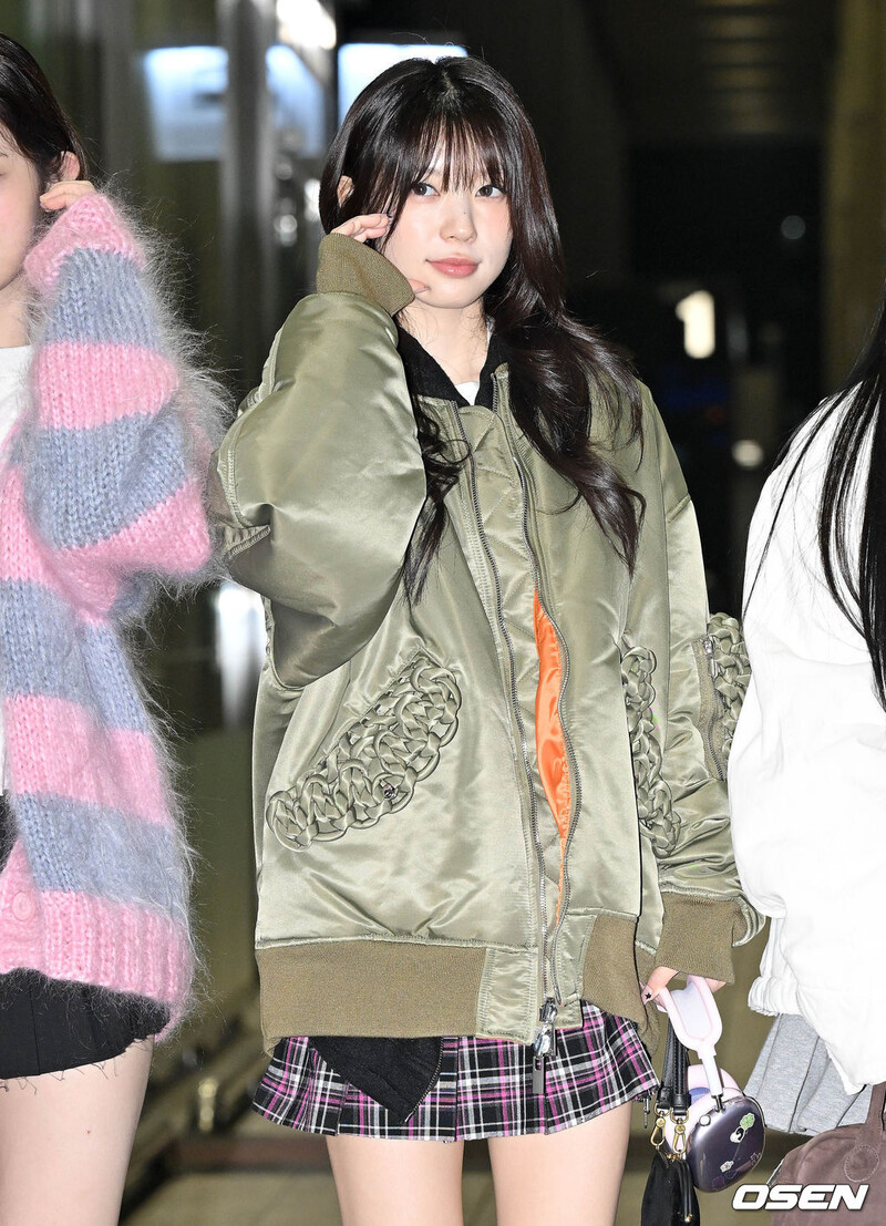 241226 Illit Moka at Gimpo Airport documents 1