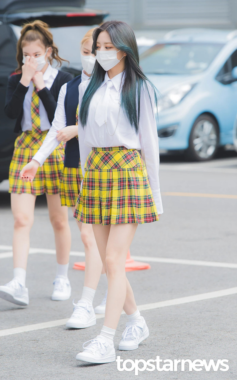 210422 ITZY Yuna on the way to film Knowing Brothers documents 5
