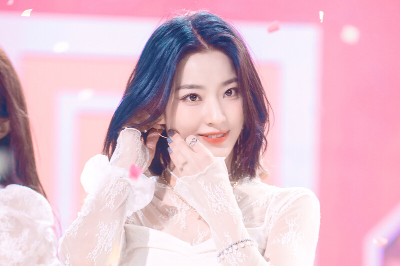 220123 fromis_9 Saerom - 'DM' at Inkigayo documents 25