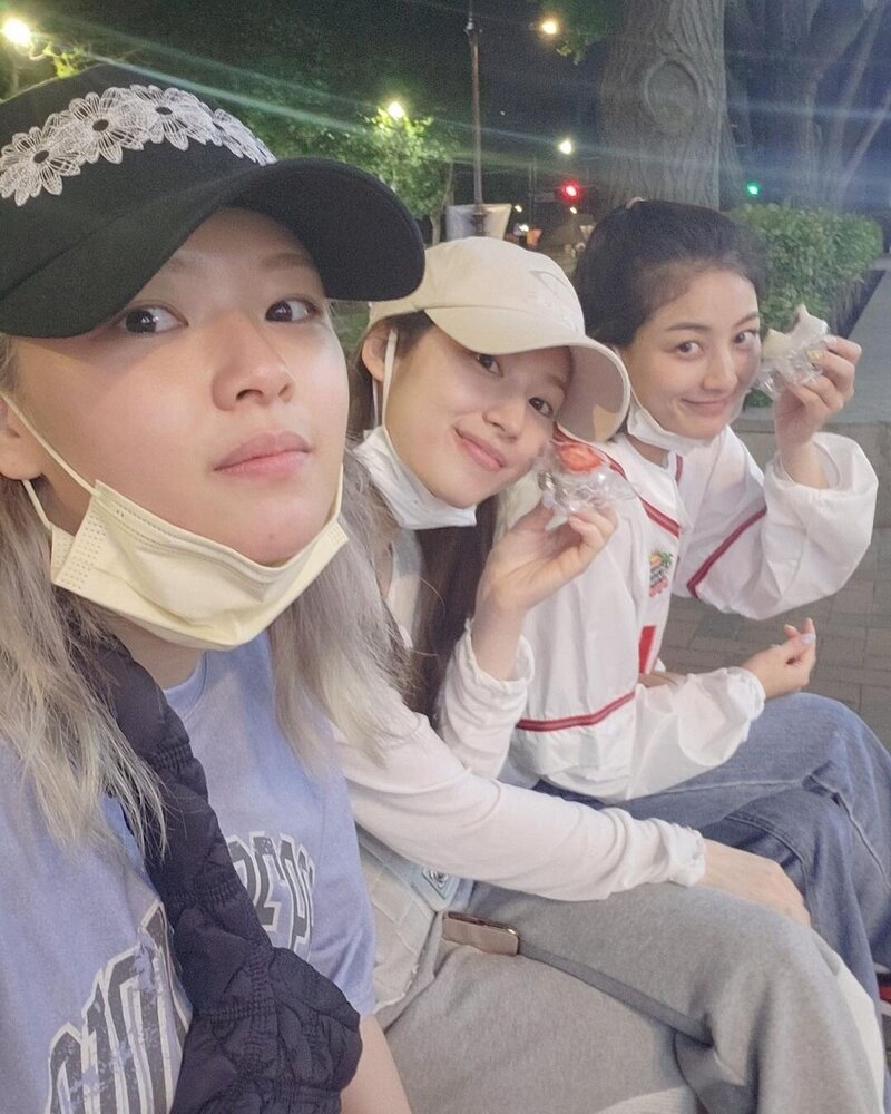 220612 TWICE Jeongyeon Instagram Update with Sana and Jihyo documents 3