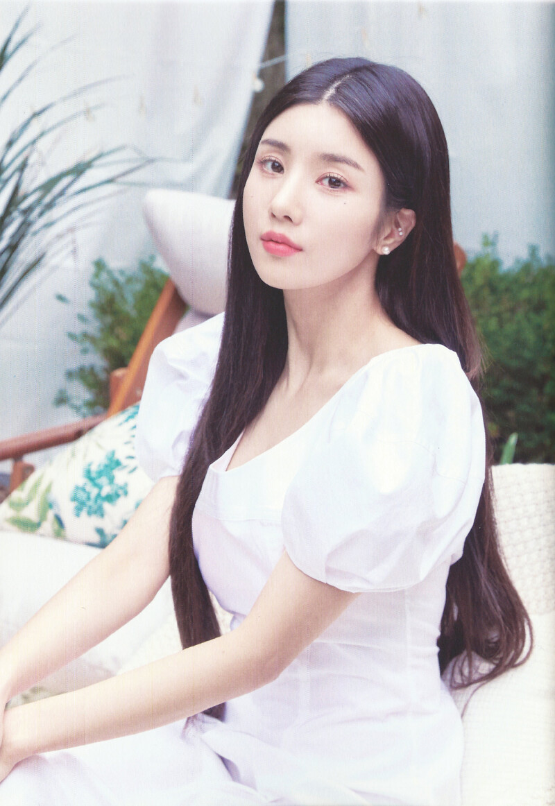 Kwon Eunbi 2022 Season's Greetings (Scans) documents 25